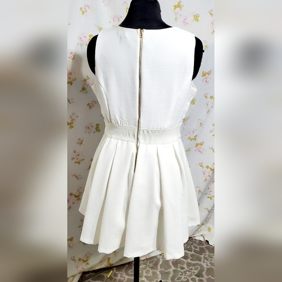 White dress - Picture 3 of 3